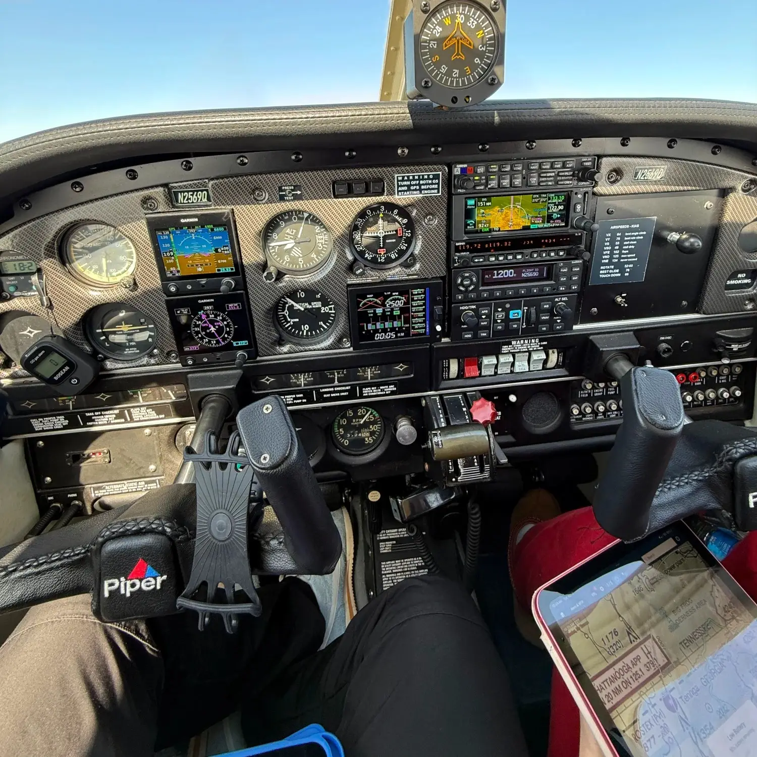 Piper PA-28 inside cockpit G5